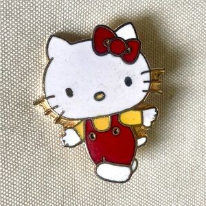 1978 Sanrio Hello Kitty Pinback, Yellow Short & Red Overalls